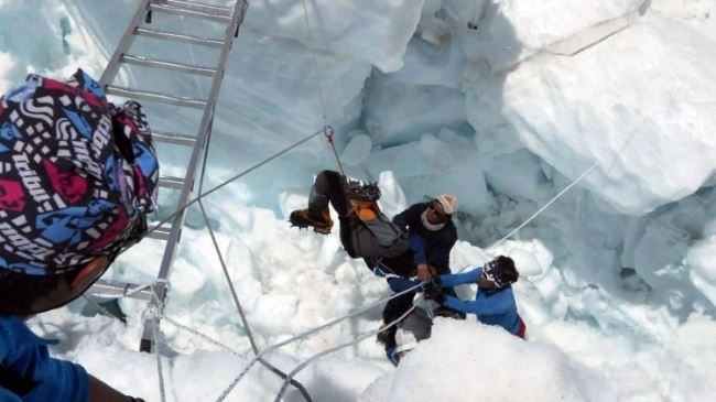 探索频道《珠峰雪崩悲剧 Everest Avalanche Tragedy》英语外挂中字 720P/MPO4/1.4G 珠穆朗玛峰纪录片插图2 探索频道《珠峰雪崩悲剧 Everest Avalanche Tragedy》英语外挂中字 720P/MPO4/1.4G 珠穆朗玛峰纪录片插图2