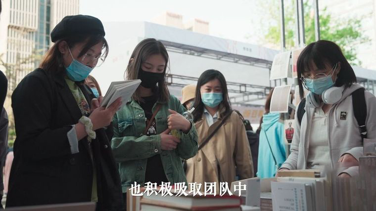 国产纪录片《但是还有书籍 And Yet The Books 2022》第二季全6集 国语中字 1080P/MP4/9.98G 爱书之人插图2